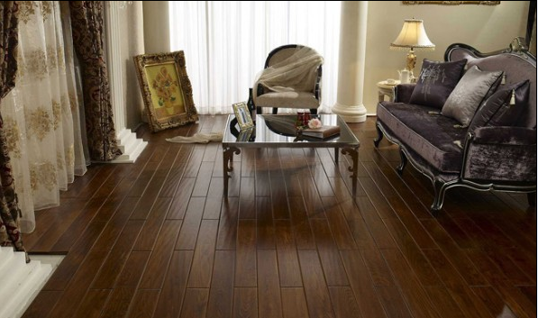  優等品實木地板，呈現出的天然原木紋理和色彩圖案，給人以自然、柔和、富有親和力的質感，同時有東暖夏涼、觸感好的特性。