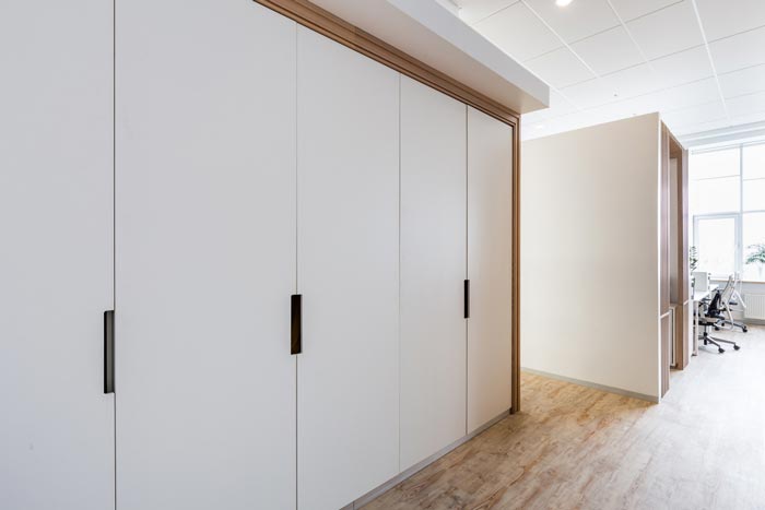 照明公司辦公室會議室推拉門裝修設(shè)計(jì)案例效果圖